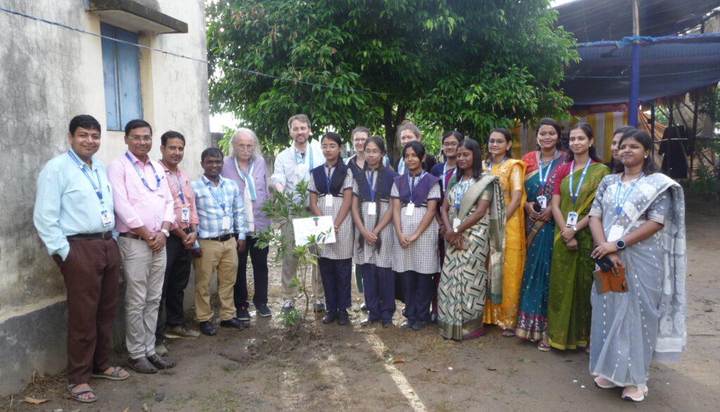 Gemeinsam pflanzten wir einen Chiku-Baum.